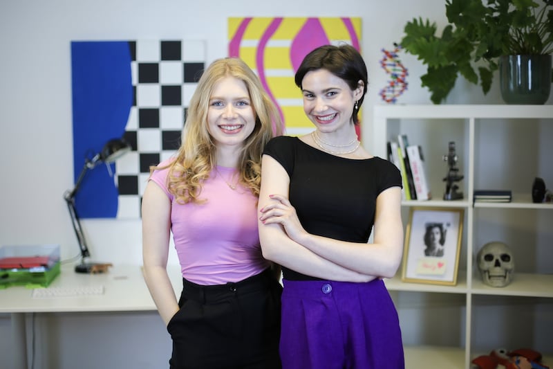 Young, cheeky, likeable: the hosts of the FÄKT! videos Julia (left) and Marie-Sophie, called Miso (right) (Bild: Mag. Sabine Pata)