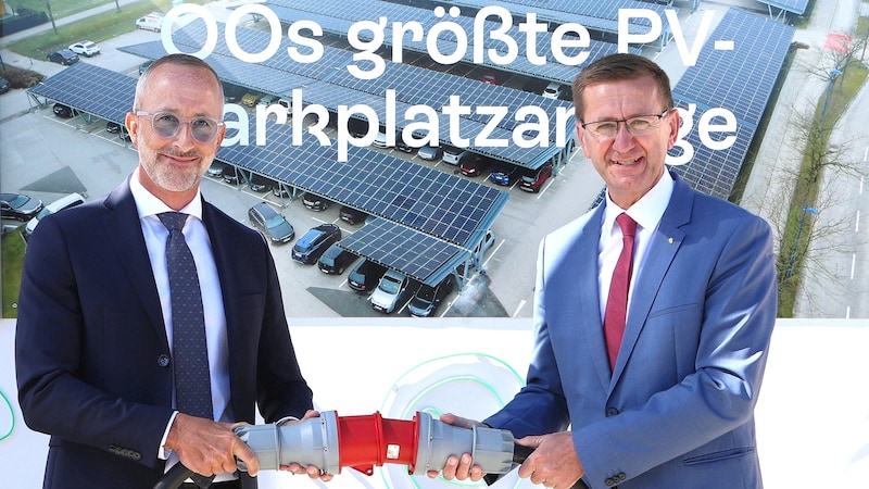 Eurothermen-Chef Patrick Hochhauser und Markus Achleitner, der Aufsichtsrats- vorsitzende, eröffneten den Solarpark für 420 Autos. (Bild: Eurothermen)