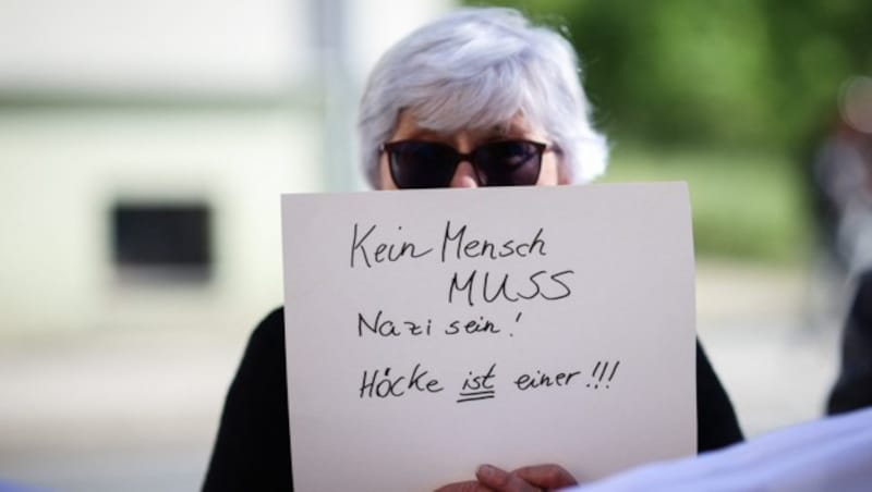 Höcke kritikusai a hallei regionális bíróság előtt (Bild: AFP)