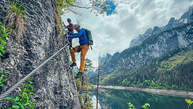 Mountain guide Walter Laserer on the "Laserer alpin Steig" high above Lake Gosau in the Salzkammergut region (Bild: Wallner Hannes)