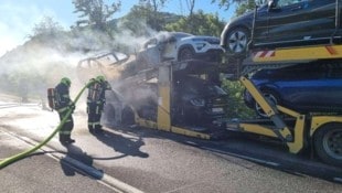 Mit speziellen Löschmitteln wurde der Brand von vier Autos bekämpft. (Bild: DOKU-NÖ/NÖ-DOKU)