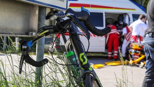 A Vöröskereszt munkatársai szállították kórházba a súlyosan sérült 55 éves férfit. (Bild: Matthias Lauber/laumat.at)