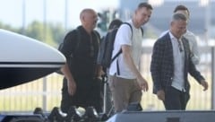 Am Flughafen Salzburg von der „Krone“ entdeckt: Geschäftsführer Stephan Reiter (re.) mit Pepijn Lijnders (M.) und dessen Berater Marc Kosicke. (Bild: Tröster Andreas/Andreas Tröster)