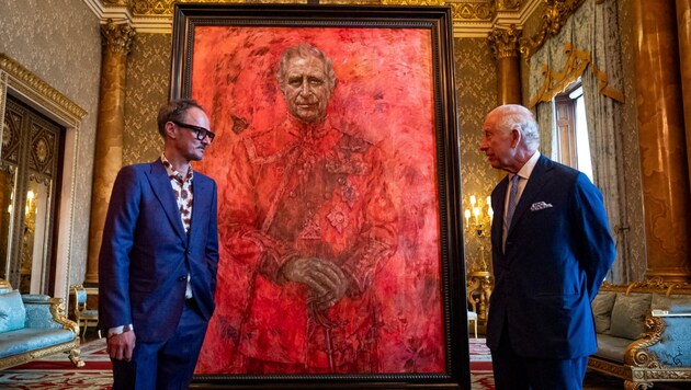 King Charles with Jonathan Yeo in front of his first official portrait after the coronation. (Bild: APA/Aaron Chown/Pool Photo via AP)