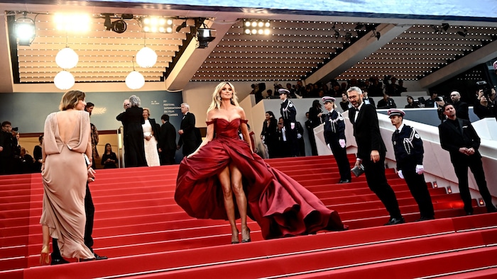 Immer wieder ließ Heidi Klum ihre Beine blitzen. Dafür gab‘s bewundernde Blicke.