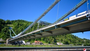 Im Herbst wird die neue Hängebrücke für den Verkehr freigegeben. Laut den Experten wird sie vor ...