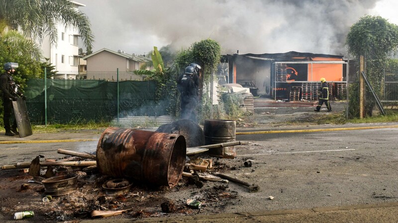 Brandstiftung in der Hauptstadt (Bild: AFP/Mathurin Derel)