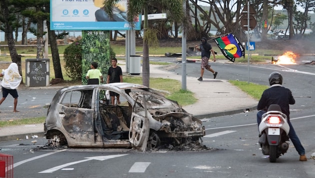 Súlyos zavargások törtek ki Franciaország tengerentúli területén, Új-Kaledóniában. A tüntetők függetlenséget akarnak Franciaországtól. (Bild: AFP/Delphine Mayeur)