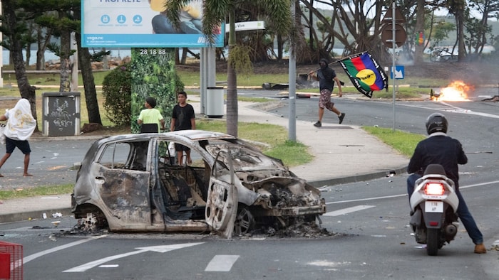 Egy kiégett autó a fővárosban, Nouméában