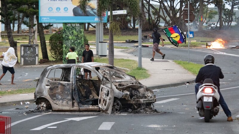 Başkent Nouméa'da yanmış bir araba (Bild: AFP/Delphine Mayeur)