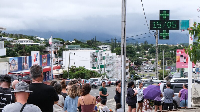 Long line in front of a pharmacy (Bild: AFP)