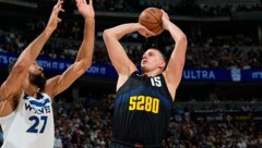 Nikola Jokic (r.) im Duell mit Rudy Gobert (Bild: AP/ASSOCIATED PRESS)