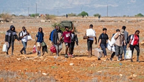 Migranten auf dem Weg in ein Lager nahe der UNO-Pufferzone: Zypern hat die Bearbeitung von Asylanträgen für Syrer gestoppt. (Bild: IAKOVOS HATZISTAVROU / AFP / picturedesk.com)