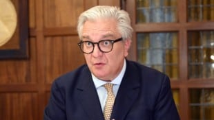 Prinz Laurent will im Ausland noch was erreichen, worauf noch seine Kinder stolz sein können.