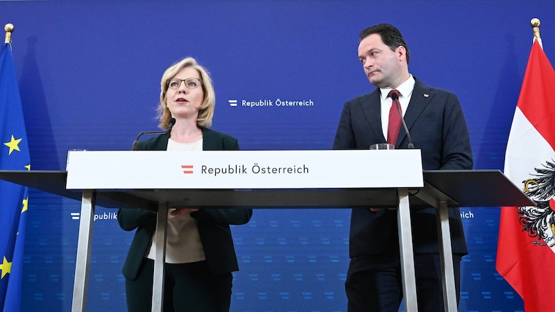 Leonore Gewessler környezetvédelmi miniszter (Zöldek) és Norbert Totschnig (ÖVP) mezőgazdasági miniszter a minisztertanács ülésének sajtófoyerján. (Bild: APA/HELMUT FOHRINGER)