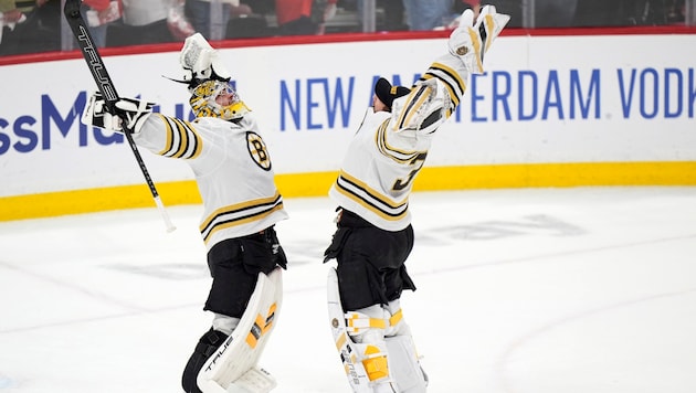 Jubel bei Jeremy Swayman (l.) und Linus Ullmark von den Boston Bruins.  (Bild: AP/ASSOCIATED PRESS)