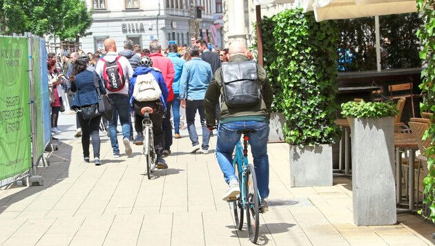 In der Schmiedgasse kommt es aktuell immer wieder zu brenzligen Situationen zwischen Fußgängern und Radfahrern. (Bild: Christian Jauschowetz)