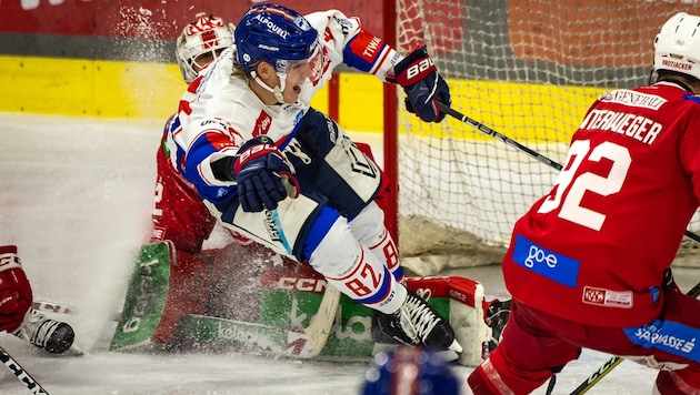 Senna Peeters im Duell mit KAC-Goalie Seb Dahm – kommende Saison spielen sie zusammen. (Bild: GEPA pictures)