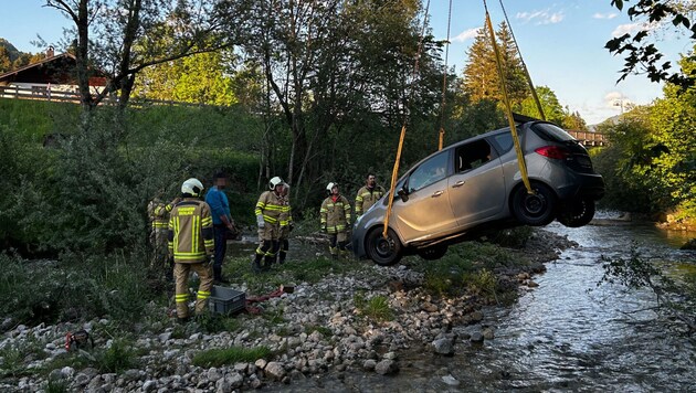 Der kuriose Unfall, bei dem zum Glück niemand verletzt wurde, ereignete sich Dienstagabend in Kössen. (Bild: ZOOM Tirol/Krone KREATIV)