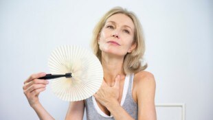 Durch eine Hormonersatztherapie lassen sich starke Beschwerden im Wechsel meist effizient lindern. (Bild: COLLANGES / BSIP – stock.adobe.com)