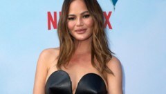 Chrissy Teigen feiert nach 10 Jahren ihr Comeback als „Swimsuit“-Cover-Nixe. (Bild: APA/AFP/VALERIE MACON)