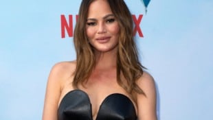 Chrissy Teigen feiert nach 10 Jahren ihr Comeback als „Swimsuit“-Cover-Nixe. (Bild: APA/AFP/VALERIE MACON)