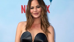 Chrissy Teigen feiert nach 10 Jahren ihr Comeback als „Swimsuit“-Cover-Nixe.
