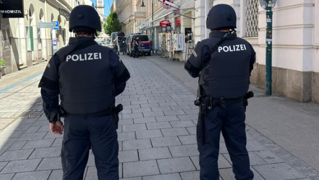 Schwer bewaffnete Einsatzkräfte sind in der Innenstadt postiert. (Bild: Harald Dostal)