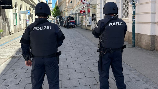 Heavily armed officers are posted in the city center. (Bild: Harald Dostal)