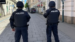 Schwer bewaffnete Einsatzkräfte sind in der Innenstadt postiert. (Bild: Harald Dostal)