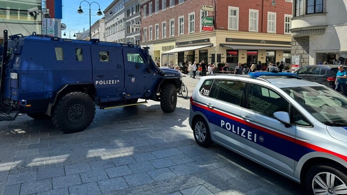 Ein Großaufgebot der Polizei ist zur Stelle.