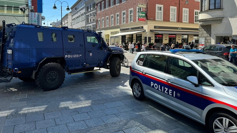 Ein Großaufgebot der Polizei ist zur Stelle. (Bild: Mario Ruhmannseder)