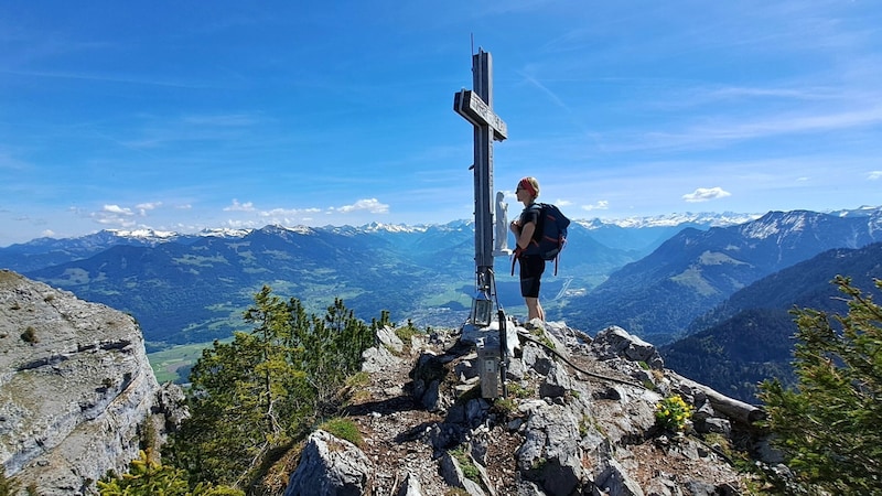 Das Gipfelkreuz auf der Zäwasheilspitz. (Bild: Bergauer Rubina)