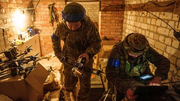 Ukrainian soldiers controlling a drone (Bild: AP/Evgeniy Maloletka)