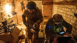Ukrainische Soldaten beim Steuern einer Drohne (Bild: AP/Evgeniy Maloletka)