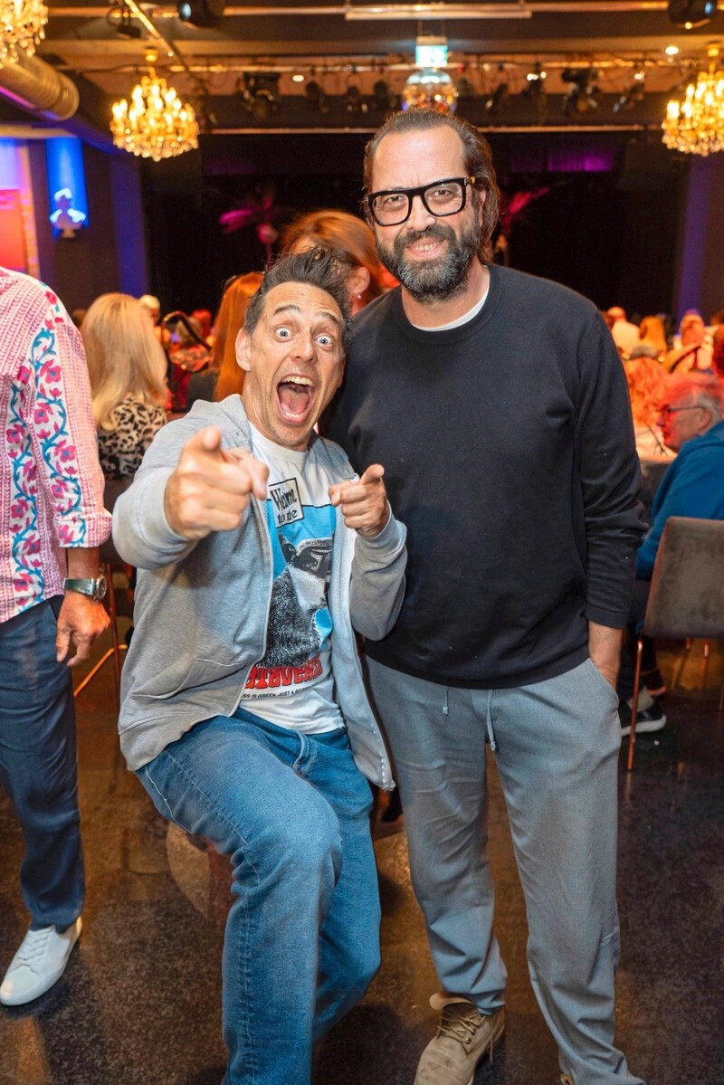 Die Entertainer Tricky Niki (links) und Gerald Fleischhacker waren zur Premiere geladen und nur zu gern auch gekommen.  (Bild: Tischler Andreas/Andreas Tischler / Vienna Press)