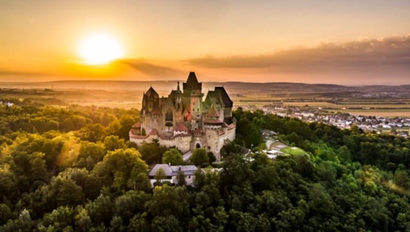 Dining in the Weinviertel with a view of Kreuzenstein Castle (Bild: © Weinstraße Weinviertel / Robert Herbst)