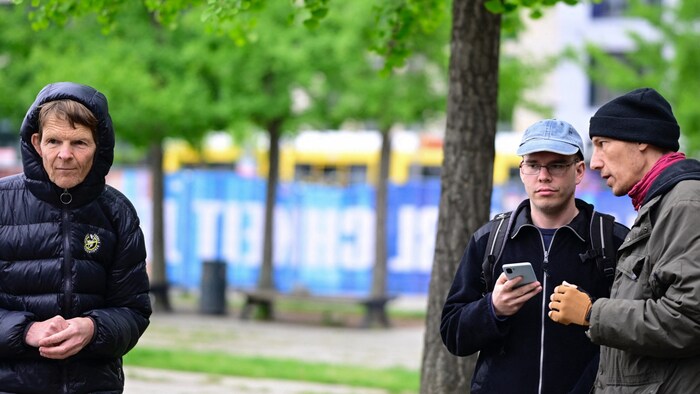 Von links: Aktivisten Michael Winter, Adrian Lack und Wolfgang Metzeler-Kick im Hungerstreik