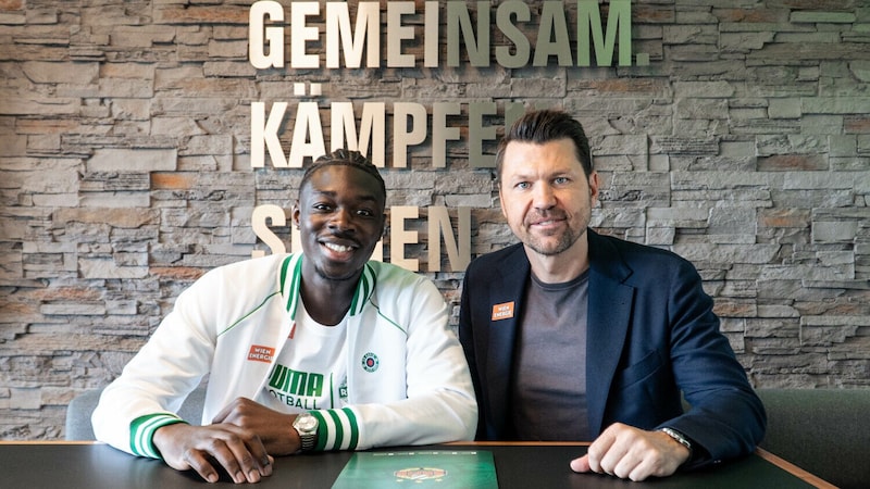 Serge-Philippe Raux-Yao (l.) with Markus Katzer (Bild: SK Rapid)