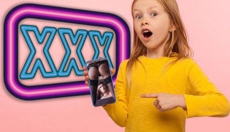 Kinder geraten online durchschnittlich im Alter von zwölf Jahren mit expliziten Inhalten in Kontakt. (Bild: Krone KREATIV/khosrork, Akhilesh Sharma – stock.adobe.com)
