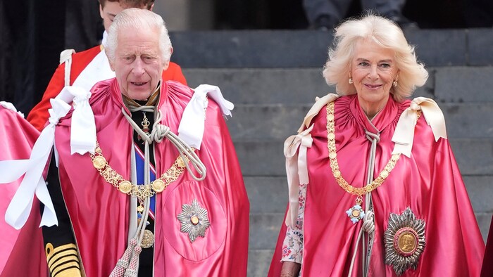 König Charles III. und Königin Camilla am Mittwoch beim Verlassen der Kathedrale von St. Paul in London, nachdem sie an einem Gottesdienst zur Verleihung des Order of the British Empire teilgenommen haben.