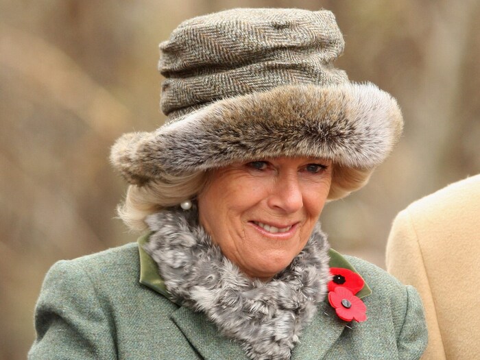 Königin Camilla setzte früher auf wärmende Pelzhauben und Schals.