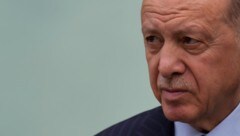 Erdogan warnt vor einem israelischen Angriff auf die Türkei. (Bild: AP/Khalil Hamra)