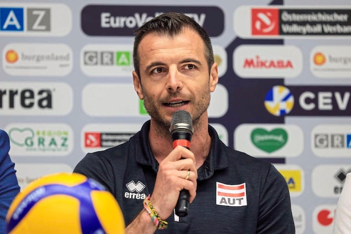 Women's head coach and ÖVV sports director Roland Schwab.