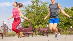 Über die Schnur zu springen, ist ein ideales Ganzkörpertraining. (Bild: africa-studio.com (Olga Yastremska and Leonid Yastremskiy))