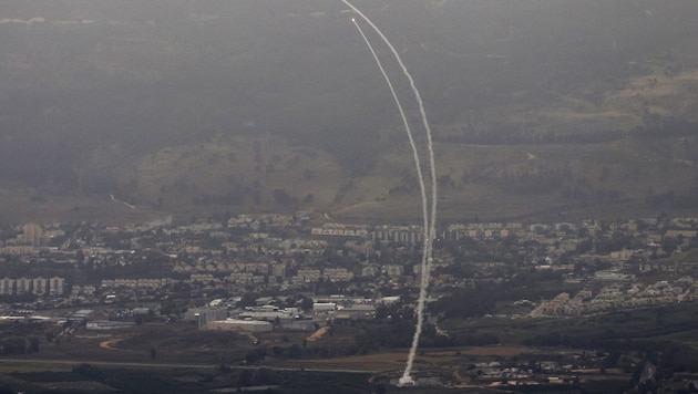 Abschuss von Raketen aus dem Libanon in Israel (Bild: AFP/Jalaa Marey)