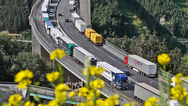 2,4 Millionen Lkw fuhren im Vorjahr über den Brenner. Laut dem VCÖ sind das dreimal mehr als über alle vier Pässe in der Schweiz.