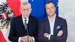 Ex-FPÖ-Politiker Johann Gudenus (re.) hat die Amtsführung von Bundespräsident Alexander Van der Bellen als „widerwärtig“ bezeichnet. (Bild: Martin Jöchl, APA)