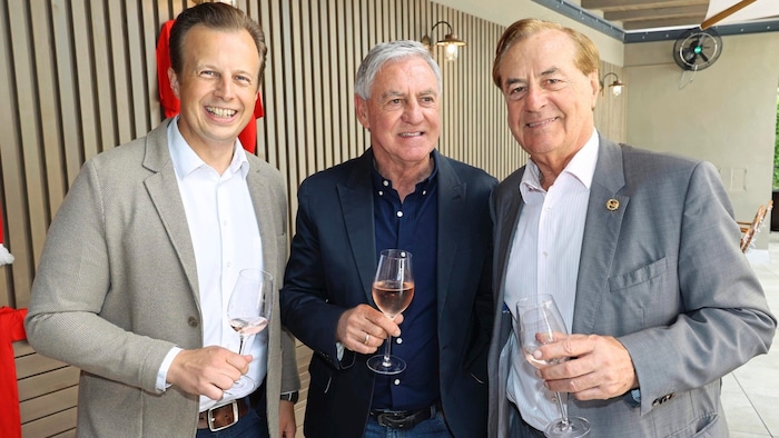Sportlandesrat Karlheinz Kornhäusl mit Meistertrainer Walter Schachner und Meisterpräsident ...