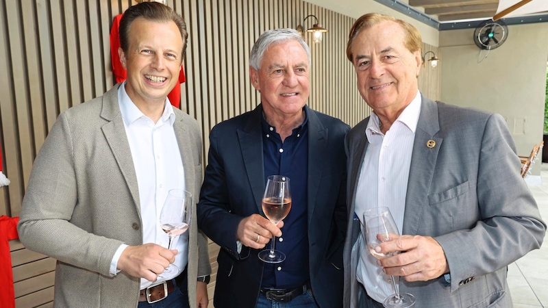 Sportlandesrat Karlheinz Kornhäusl mit Meistertrainer Walter Schachner und Meisterpräsident Rudi Roth (Bild: Jauschowetz Christian/Christian Jauschowetz)